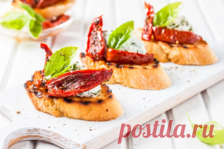 Брускетта с вялеными томатами и козьим сыром