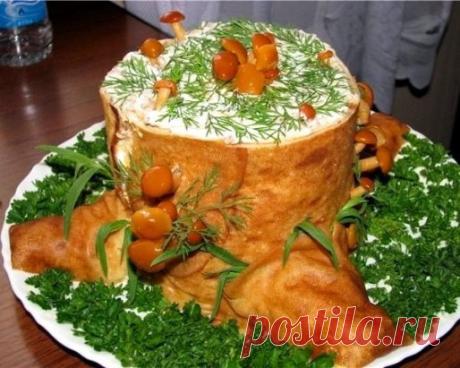 Этот салат я увидела на дне рождения своей подруги и пришла в восторг — красиво невероятно! К тому же вкус потрясающий. Все гости не переставали восхищаться. теперь и я умею делать салат «Пенек». Советую всем научиться и поразить гостей.