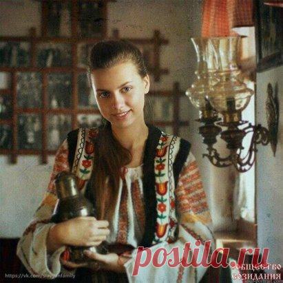 Весенние славянские праздники и обряды.
Языческие и славянские праздники в марте.
1 марта День Марены, Вьюницы, Навий день
В этот день славят богиню Зимы и Смерти Марену, владеющую Навьим миром и помогающую людям после жизни дойти до Калинова Моста. По нему можно пройти через черту Яви и Нави, реку Смородину. В ночь перед этим праздником в Яви пробуждались все неусопшие, забытые и незахороненные души умерших. Они могли ходить по дворам, пытаясь получить внимание и даже вселяться в живых. От то