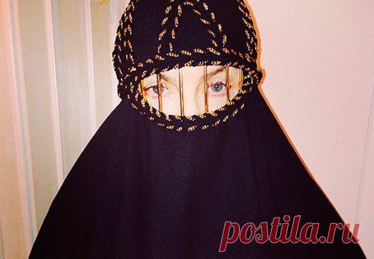 Селфи от Мадонны

 Мадонна вновь шокировала весь мир. Поп-дива сделала селфи в черной бурке, на котором видны лишь ее голубые глаза, и опубликовала его в Instagram под хэштегом #unapologeticb. Звезда приурочила фото к синглу с одноименным названием, который вышел еще 25 мая.

55-летняя звезда совершала подобные выходки и в прошлом. Так, год назад она выложила фотографию в исламском одеянии, похожем на никаб, написав под ней:  The Revolution of Love is on…Inshallah [Arabic for 'God willing']