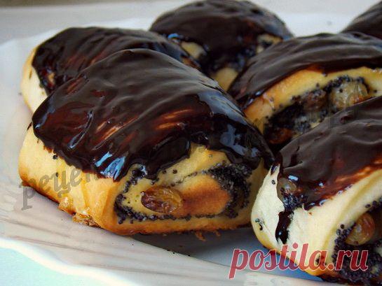 Булочки с маком и изюмом в шоколаде.