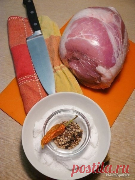 Ветчина домашняя

Ветчину и готовое мясо в магазинах я уже давно не беру. Особенно после того, как один раз попытался поджарить кусочек варено-копченого окорока одного из местных производителей. В результате, на сковороде у меня оказался сморщенный, серый кусочек непонятно чего в противно пахнущей, пузыристой жидкости. Сковороду-то я конечно отмыл, но "осадочек" остался. И вот с тех пор ветчину мы дома едим только ту, которую делаем сами. Тем более, что ничего сложного в е...
