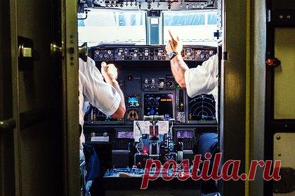 Пассажир занял место пилота из-за его проблем со здоровьем и посадил самолет. Пассажир небольшого самолета занял место пилота, у которого возникли проблемы со здоровьем, и совершил экстренную посадку. Уточняется, что инцидент произошел в Массачусетсе на подлете к аэропорту острова Мартас-Винъярд. Когда пилоту потребовалась неотложная медицинская помощь, пассажир взял на себя управление.