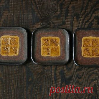 Маленькие тарелочки для пирожных с мексиканской птичкой в наличии.