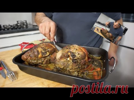 Сочные тушеные свиные рулька