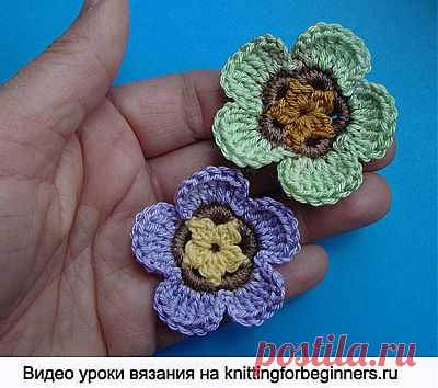 Начинаем вязать – Видео уроки вязания » “Трёхцветный цветок” – Вязаные цветы – Видео урок №59