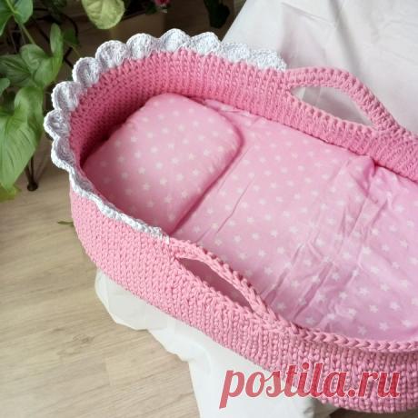 Бабушка вяжет