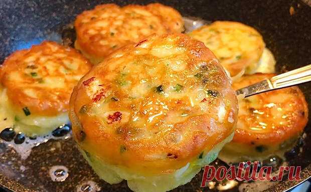 Пышные жареные пирожки с зеленым луком и яйцом всегда получаются мягкими и воздушными благодаря особой технологии замеса теста. Благодаря подогретому кефиру оно становится особенно нежным, хотя и готовится просто. Такие пирожки сохраняют свежесть и не оседают даже на следующий день. Ингредиенты: - 23 июля - 43792925604 - Медиаплатформа МирТесен