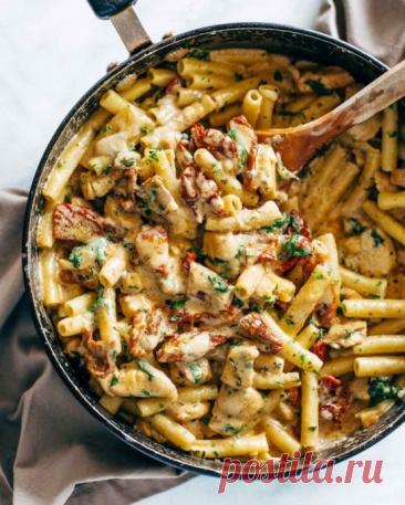 Паста с курицей, шпинатом и вялеными томатами ⠀ Ингредиенты:⠀Паста пенне — 250 гОливковое масло — 1 ст. л. Куриное филе, нарезать маленькими кусочками — 450 г Приправа для курицы — 1 ст. л. Вяленые томаты — 250 г Чеснок, измельчить — 3 зубчика
Сливки 10% — 120...