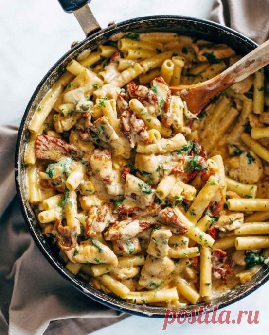 ​Паста с курицей, шпинатом и вялеными томатами ⠀ Ингредиенты:⠀Паста пенне — 250 гОливковое масло — 1 ст. л. Куриное филе, нарезать маленькими кусочками — 450 г Приправа для курицы — 1 ст. л. Вяленые томаты — 250 г Чеснок, измельчить — 3 зубчика
Сливки 10% — 120...