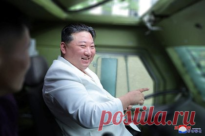 Ким Чен Ын поручил «в геометрической прогрессии» увеличить выпуск боеприпасов. Лидер КНДР Ким Чен Ын провел инспекцию оборонных заводов и поручил «в геометрической прогрессии» увеличить выпуск управляемых боеприпасов. Глава Северной Кореи посетил завод по производству боеприпасов крупных калибров 122 миллиметра и 240 миллиметров для реактивных систем залпового огня.
