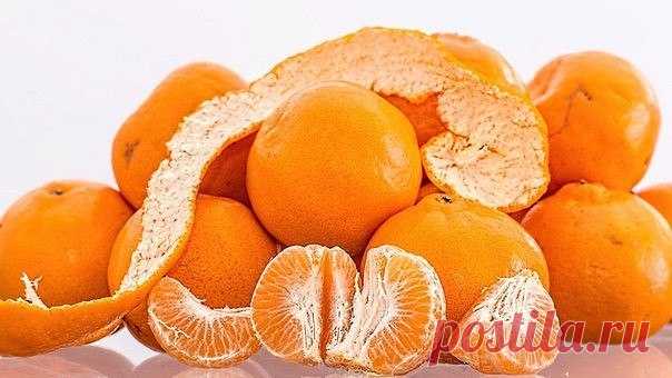 Мандариновая кожура: 7 проблем, которые она лечит лучше, чем лекарства 
Мандарин — очень вкусный цитрусовый плод. Он похож на апельсин, поэтому многие люди путают их. 

Свойства мандариновой кожуры: 
— обладает изысканным вкусом 
— обладает уникальным ароматом 
— содержит много витаминов, таких как B1, B2, B3, B6 и B9 
— содержит ключевые минералы, такие как магний, железо, фосфор, кальций, калий, селен и цинк. 
Обратите внимание на невероятную пользу мандариновой кожуры: ...