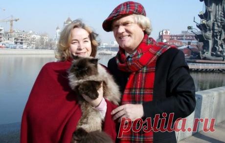 Он, она и кошки Она шла на первое свидание долгих три месяца. Но когда он прикоснулся к ее руке, сразу поняла – это ее мужчина. С тех пор Юрий и Елена Куклачевы идут по жизни вместе. Их связывают три больших любви: друг к другу, к детям и к кошкам.