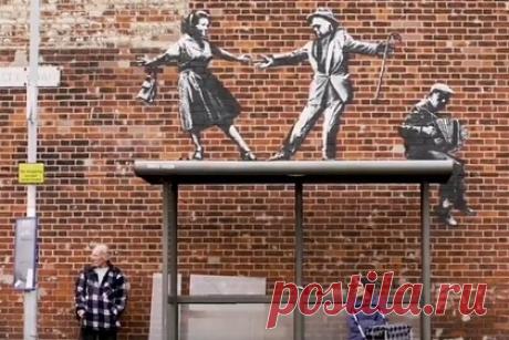 Бэнкси представил десять новых работ. Британский уличный художник Бэнкси представил десять новых граффити. Произведения стрит-арта появились в курортных городах на восточном побережье Англии. Художник показал их в видеоролике под названием «A Great British Spraycation» в своем Instagram-аккаунте. Неизвестно, работал ли Бэнкси один или с помощниками.