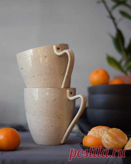 Krūzītes mums 🖤
.
#kgkeramika #kgceramics #ceramicmug #ceramic #stoneware #whitedots #dots #manderine #tangerine #morningcoffeemug #morningcoffee #coffee #mugs #mug #teamug #winterfood #beige #beigemug #orange #blackbowl