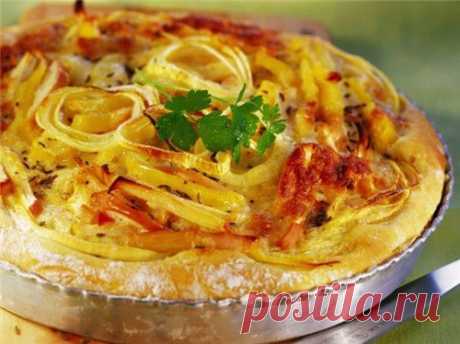 Картофельно-луковый пирог с яблоками