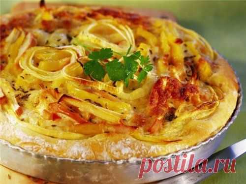 Картофельно-луковый пирог с яблоками