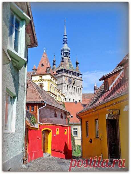 Крепость Сигишоара (в Трансильвании) #путешествие #Румыния #

Крепость Сигишоара была основана трансильванскими саксонцами в XII веке и считается одной из красивейших и наиболее хорошо сохранившихся обитаемых средневековых крепостей в Европе. Город назван ЮНЕСКО Памятником мирового наследия. Эта почти невредимая жемчужина XVI века своими 9 башнями, булыжными мостовыми, бюргерскими домами и богато украшенными церквями, создающими магическую атмосферу, конкурирует с историческими улицами
