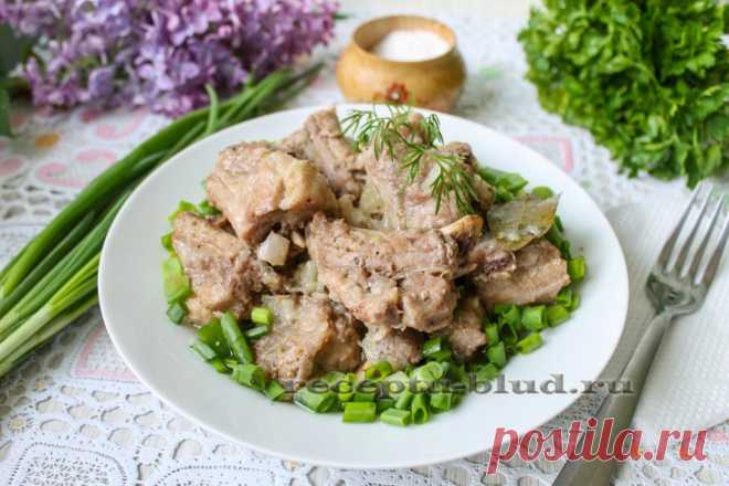 Свиные ребрышки в луковом соусе, тушенные в
мультиварке.