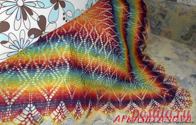 Треугольная шаль из радуги