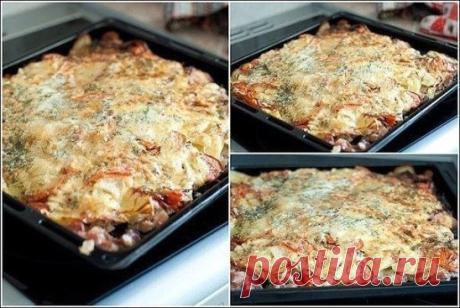Мясо "под шубой"
Ингредиенты:
свинина - 1 кг (если не любите свинину, то можно взять 2 куриных грудки)
помидоры - 2-3 шт.
репчатый лук - 3 шт.
картофель - 3-4 шт.
чеснок - 4-5 зуб.
сыр - 200-250 гр.
зелень
соль
майонез
Приготовление:
1. Обмыть мясо, обсушить, нарезать ломтиками (каждый ломтик по вкусу посолить, поперчить). 2. Картофель натереть на крупной терке.
3. Лук порезать кольцами.
4.