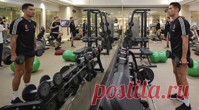 Реабилитолог считает проблемой то, что многие футболисты подражают Роналду. Реабилитолог московского «Локомотива» Надежда Смирнова согласилась со мнением, что многие футболисты вдохновляются примером нападающего саудовского «Аль-Насра» и сборной Португалии Криштиану Роналду и слишком много времени проводят в зале. Читать далее