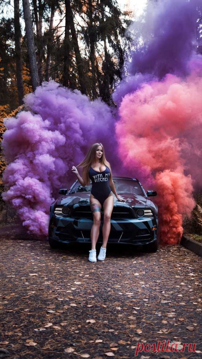 Скачать обои автомобиль и девушка на обои телефона.