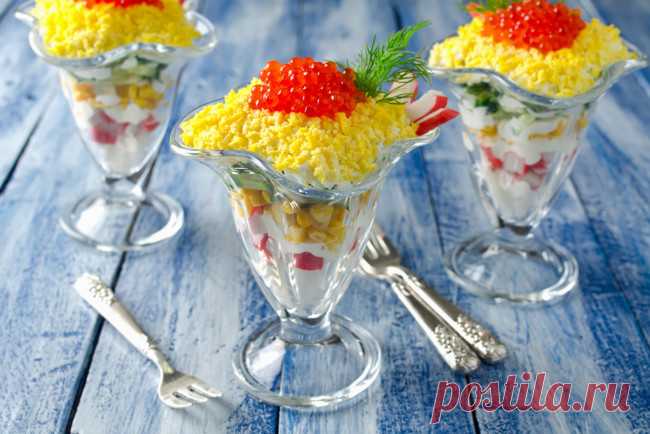 Рецепт на 8 Марта: слоеный крабовый салат Вкусный и красивый праздничный салат