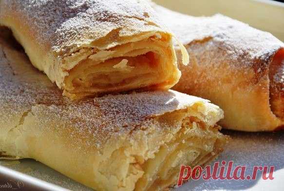 Штрудель с яблоками – это классический рецепт немецкого мучного блюдо в виде рулета из скрученного трубкой листового теста с яблочной начинкой. Рецепт »> https://vkusnej.ru/shtrudel-s-yablokami/