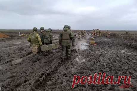 Боец, потерявший ногу после атаки дрона, сам дополз до позиций ВС РФ. После ранения мужчина сам оказал себе помощь, а также в течение двух часов полз до позиций ВС РФ.