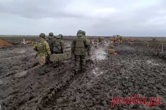 Боец, потерявший ногу после атаки дрона, сам дополз до позиций ВС РФ. После ранения мужчина сам оказал себе помощь, а также в течение двух часов полз до позиций ВС РФ.