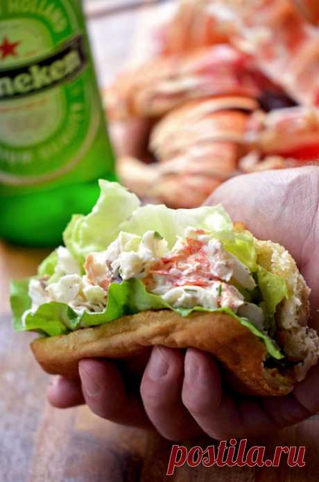 Бостонский ролл с лобстером / New England Lobster Roll Это как хотдог, только вместо сосиски салат из лобстера. Просто у них там в Бостоне лобстеры дешевле сосисок :) Почему я не в Бостоне?.. 2 ст.л. майонеза 2 ст.л. стеблей сельдерея, измельчить 1 1/2 ч.л. лимонного сока 1 ч.л. шнитт-лука, измельчить соль щепотка кайенского перца 450 гр мяса лобстера,…