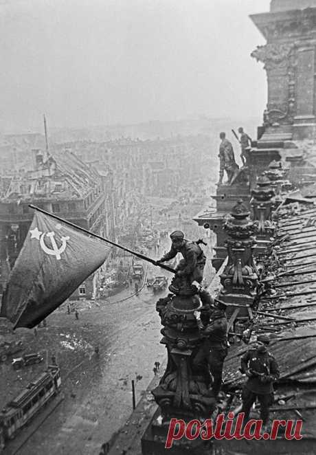 30 апреля 1945 года над Рейхстагом было водружено Знамя Победы

Всего в период штурма и вплоть до передачи рейхстага союзным войскам на нем в разных местах было установлено до 40 красных знамен, флагов и флажков. 9 мая Знамя Победы было снято с рейхстага и на его место поставлено другое красное знамя. 20 июня 1945 года Знамя Победы было доставлено самолетом в Москву и в настоящее время хранится в Центральном музее Вооруженных сил.