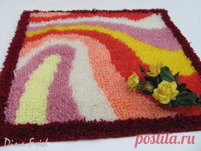 Яркие пушистые коврики из остатков пряжи