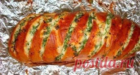 Запеченный батон с сыром и чесноком