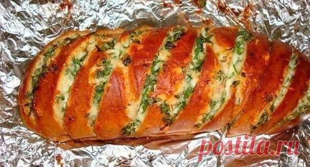 Запеченный батон с сыром и чесноком