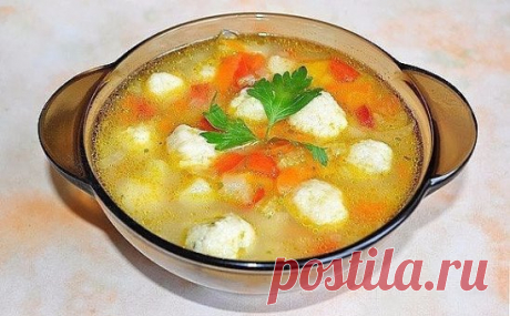 Очень вкусный овощной суп с сырными клецками-шариками. 
Ингредиенты: 
Картофель — 2-3 шт. 
Сладкий перец — 1 шт. 
Морковь — 1 шт. 
Лук — 1 шт. 
Черешки сельдерея (по желанию) — 1 шт. 
Растительное масло — 2 ст. л. 
Соль, перец — по вкусу 
Клецки: 
Твердый сыр — 80-100 г 
Яйцо — 1 шт. 
Сливочное масло — 80 г 
Мука — 90-100 г 
Рубленая зелень петрушки, укропа — 1,5-2 ст. л. 
Приготовление: 
1. Делаем клецки. Натираем мелко сыр, разбиваем яйцо и кладем достаточно размягченное сливочное масло.