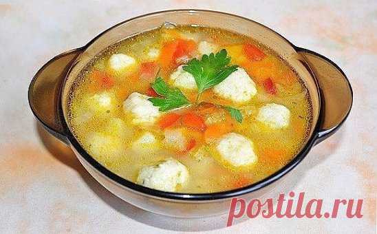 Очень вкусный овощной суп с сырными клецками-шариками. 
Ингредиенты: 
Картофель — 2-3 шт. 
Сладкий перец — 1 шт. 
Морковь — 1 шт. 
Лук — 1 шт. 
Черешки сельдерея (по желанию) — 1 шт. 
Растительное масло — 2 ст. л. 
Соль, перец — по вкусу 
Клецки: 
Твердый сыр — 80-100 г 
Яйцо — 1 шт. 
Сливочное масло — 80 г 
Мука — 90-100 г 
Рубленая зелень петрушки, укропа — 1,5-2 ст. л. 
Приготовление: 
1. Делаем клецки. Натираем мелко сыр, разбиваем яйцо и кладем достаточно размягченное сливочное масло.