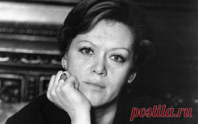 Цитата Алисы Фрейндлих о своем главном жизненном заблуждении: мудрый совет людям
Я знала актрису Алису Фрейндлих с детства, но «открыла» ее для себя не сразу. Два раза в год наше постперестроечное ТВ крутило мелодраму «Служебный роман», я была слишком юна, чтобы разобраться, что к чему. Мягков казался мне неудачником, а Фрейндлих… ну вы догадываетесь. Жесткой, циничной женщиной с неустроенной судьбой. И только годы спустя я стала […]
Читай дальше на сайте. Жми подробнее ➡