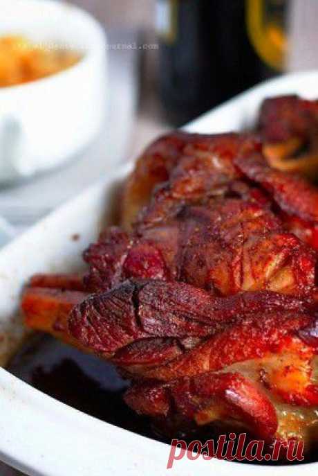 Свиная рулька в пиве с тушеной кислой капустой по-немецки