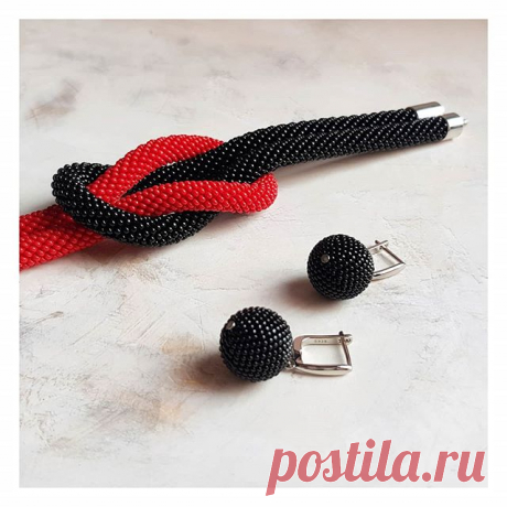 В продолжении черно-красной темы ❤🖤 Классный наборчик же получился😉

Выполнен на заказ для Динары.
________________________________________
⏩Браслет узлом 5000 тг⏪
Чешский бисер.
Удобный замок - можно делать колье.
.
⏩Серьги 5300 тг⏪
Диаметр 19 мм.
Мельчайший японский бисер Миюки 15 размеры.
Ювелирные швензы с родиевым покрытием.
.
#браслеты_тм
#серьги_тм