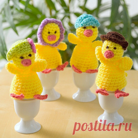 Грелки для яиц крючком: цыплята. Описание Желтенькие цыплятки - прекрасный вариант пасхального подарочка для взрослых и детей. Что может быть милее этих пушистых комочков? Сегодня мы предлагаем вам связать цыпленка крючком к Пасхе. В нашей подборке мастер-классов вы найдете различные варианты такого вязания.