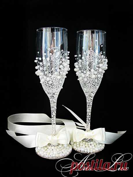 Personalized Wedding champagne glasses in ivory - Hand painted Wedding Champagne…