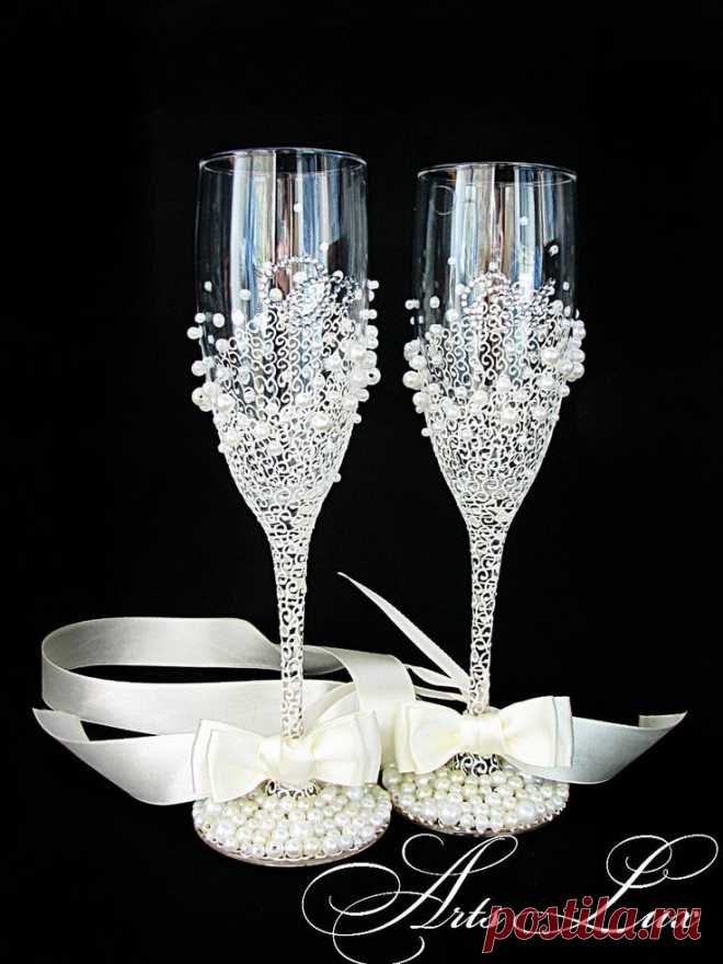 Personalized Wedding champagne glasses in ivory - Hand painted Wedding Champagne…