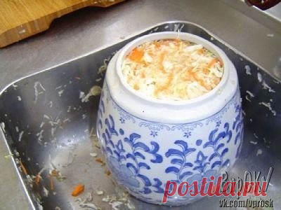 «Капуста квашеная» (в помощь начинающим)

Капусту - шинкуем 
Морковку - трём на тёрке. 

Очень удобно резать капусту, морковку на доске и сразу сбрасывать в мойку(как на фото) 

Добавляем соль.Примерно четыре ст. ложки на это количеcтво нужно. Всё НЕЖНО смешиваем! НЕ жмём! 

И смешивать в мойке удобно. 

Плотно укладываем в посуду. На поверхности должен выступить сок! 

Устанавливаем гнёт на тарелочку или блюдце.( у меня сейчас стоит банка с джемом) 

Каждый день утром и в...