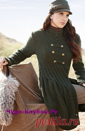 Пальто-баллон в милитари стиле вязаное спицами 145 | ✺❁сайт ЧУДО-клубок ❣ ❂✺Двубортная застежка с металлическими пуговицами напоминает военный костюм. В остальном темно-зеленое вязаное пальто выглядит супермодно и может стать ❂ ►►➤6 000 ✿моделей вязания ❣❣❣ 70 000 узоров►►Заходите❣❣ %