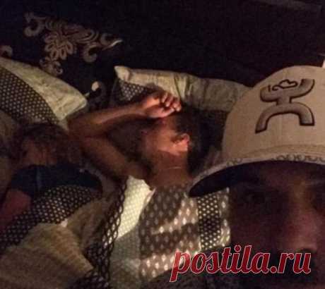 Американец опубликовал в сети фото спящей девушки с любовником