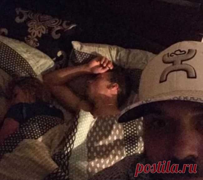 Американец опубликовал в сети фото спящей девушки с любовником