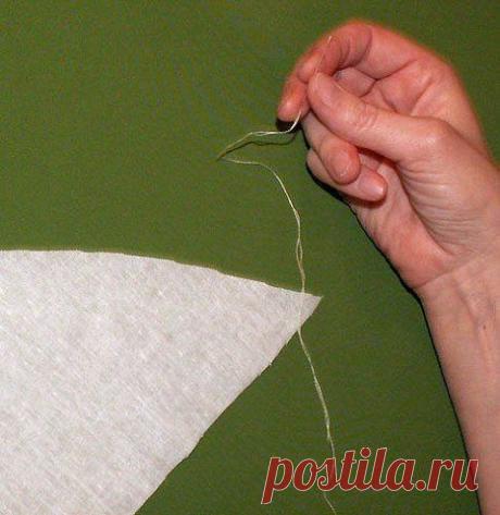 РУЧНЫЕ ШВЫ: ПОДШИВКА "ВЗАКРУТКУ"
_______________________
"Применение.
Очень узенькая подгибка края.
Низ изделия, низ рукавов, край воланов, рюшей итп. отделок, декольте.

Ткани
Тонкие и тонко-средние. Хлопок, шёлк, шифон, крепдешин, вискоза.

Особенности
Применяется на любых срезах: прямых, косых, фигурных.
Представляет из себя закрученный и зашитый краешек ткани.
Красиво выглядит и с лица, и с изнанки.
Допускает исполнение с растягиванием края и образованием волны.

Испол...