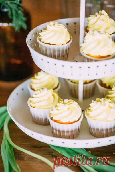 Съемка в стиле кантри, наполненная природными мотивами и нежным изяществом - деревянный амбар, овечки и яркие, словно маленькие солнышки, цветки мимозы. Фотограф: Юлия Понтатуева Декор и флористика: ДЕЛО ЦВЕТОЧНОЕ Организатор: Сказка Project Видео: Максим Кабанов и SEE YA Стилист: Татьяна Томашевская Платья: Dream-dress и Moda-top Сладости и торты: Tiramisu и FreshOnBar Полиграфия: Fotoramki.spb Мужской костюм: Franco Bellini Вся серия: